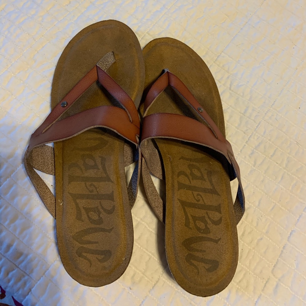 Great condition flip flops